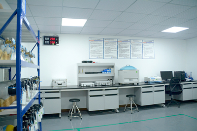 華準(zhǔn)計量技術(shù)副總工陳永康現(xiàn)場講解測長儀操作流程及維修保養(yǎng)